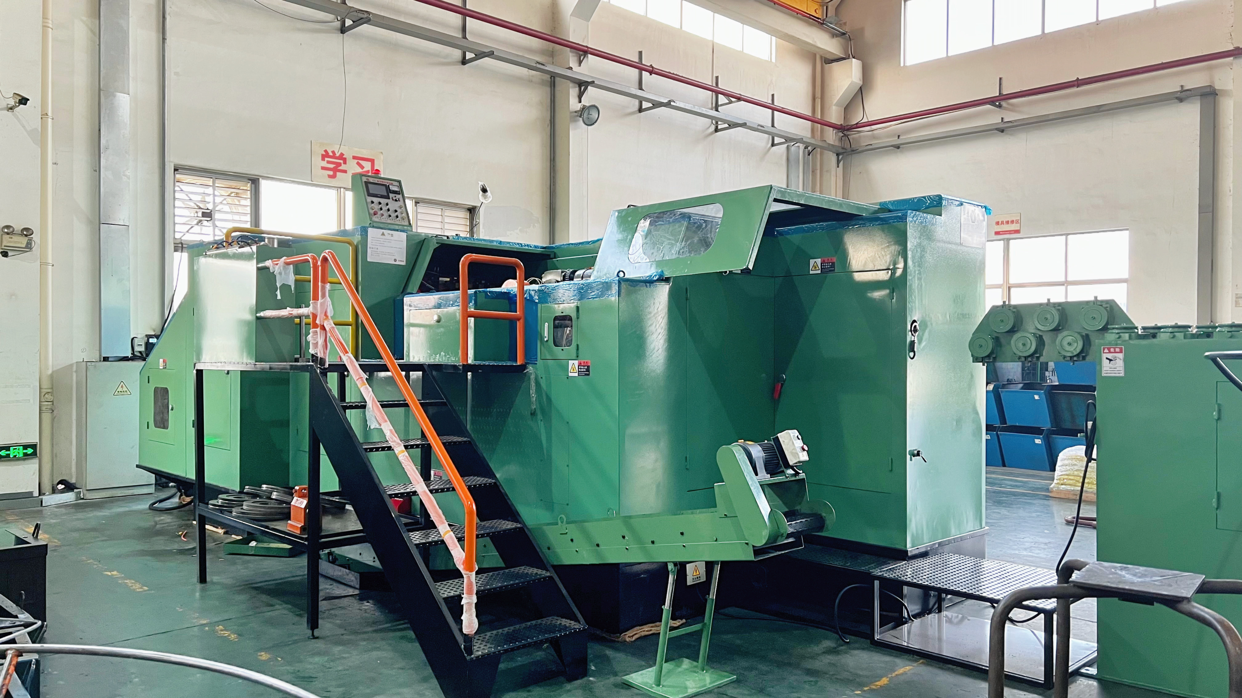 Aggiornare i nostri strumenti, perfezionare la nostra arte: Jinsixi presenta la macchina per stampaggio a freddo 24B per produrre elementi di fissaggio di grandi dimensioni